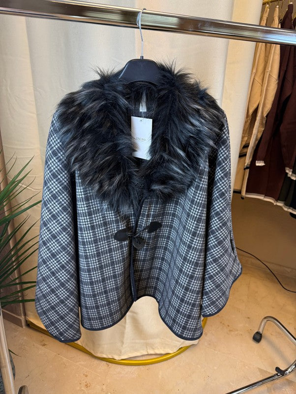 Poncho de Cuadros con Cuello de Pelo Gris